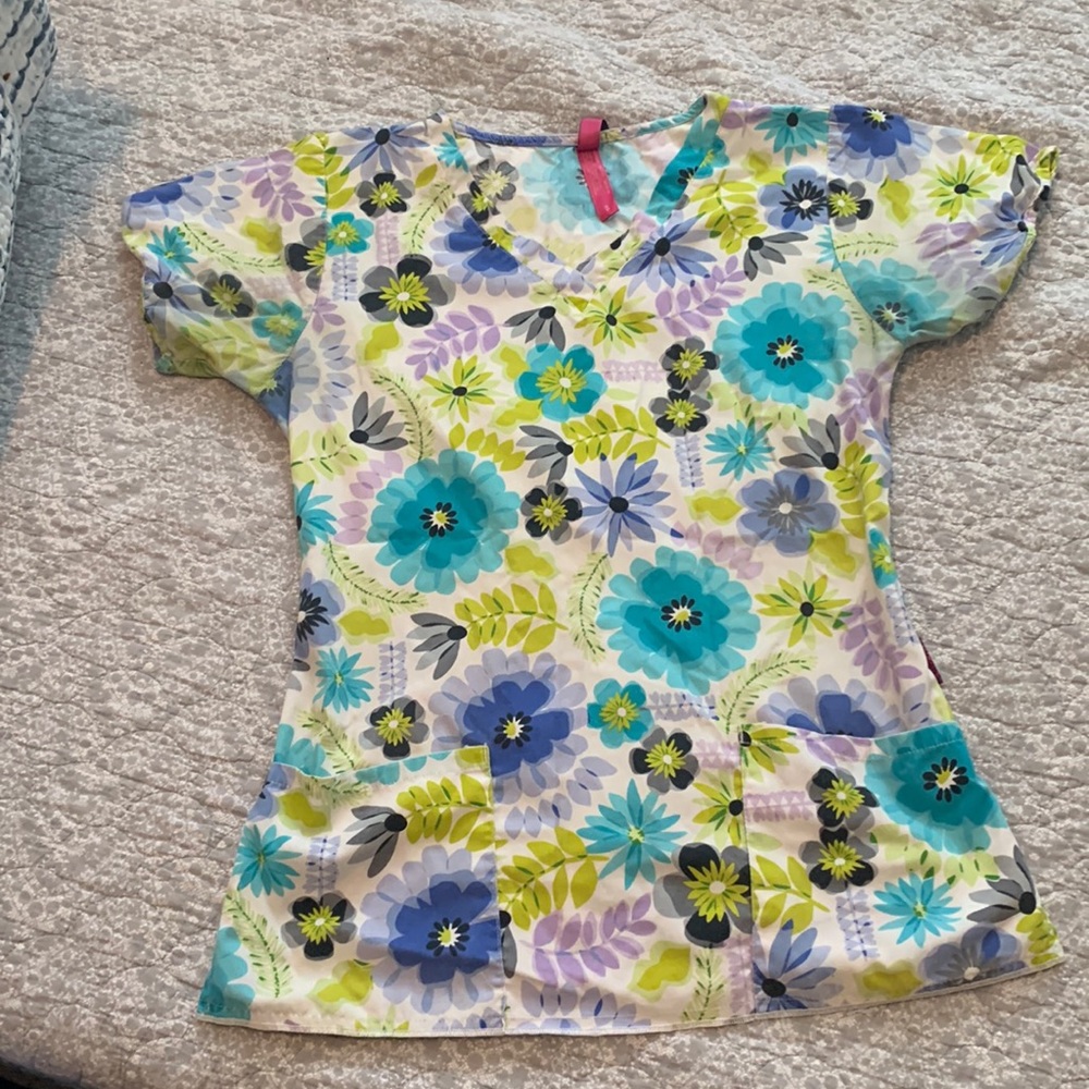 Scrub top size small